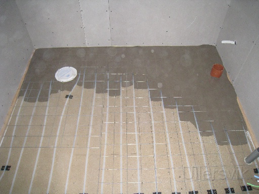Flytspacklet rinner.JPG - Här flyter spacklet finf